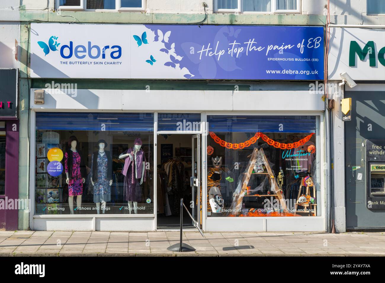 DEBRA The Butterfly Skin Charity Shop, Old Town, Swindon, Wiltshire, England, UK Stockfoto