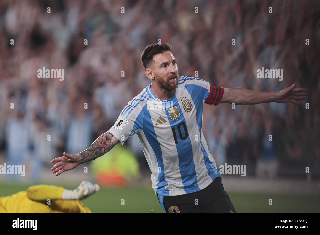 Buenos Aires, Argentinien - 15. Oktober 2024: Die argentinische Nationalmannschaft hat Bolivien 6-0 in der zehnten Runde der Südamerika-WM-Qualifikationsrunde besiegt und sich mit 22 Punkten von ihrem engsten Konkurrenten Kolumbien (19 Punkte) zurückgezogen. Lionel Messi begeisterte die Menge im Estadio Monumental mit einem Hattrick und zwei Assists und stellte Lautaro Martínez und Julián Álvarez für ihre Ziele auf. Thiago Almada schloss sich auch der Torschützenliste an, in einem perfekten Abend für Lionel Scalonis Team gegen eine bolivianische Mannschaft, die auf einer Siegerliste stand Stockfoto