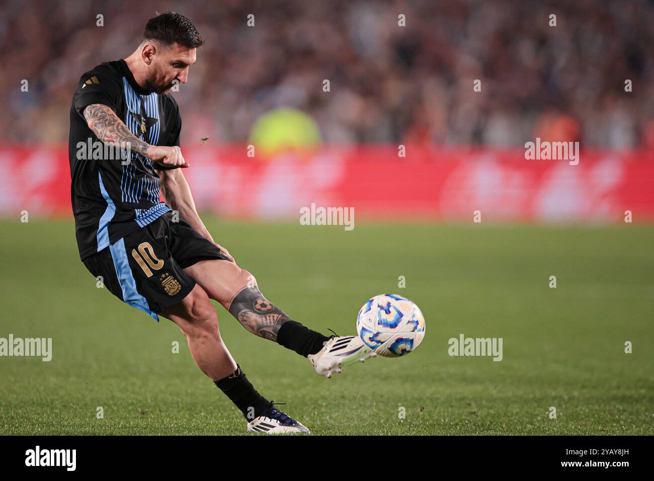 Buenos Aires, Argentinien - 15. Oktober 2024: Die argentinische Nationalmannschaft hat Bolivien 6-0 in der zehnten Runde der Südamerika-WM-Qualifikationsrunde besiegt und sich mit 22 Punkten von ihrem engsten Konkurrenten Kolumbien (19 Punkte) zurückgezogen. Lionel Messi begeisterte die Menge im Estadio Monumental mit einem Hattrick und zwei Assists und stellte Lautaro Martínez und Julián Álvarez für ihre Ziele auf. Thiago Almada schloss sich auch der Torschützenliste an, in einem perfekten Abend für Lionel Scalonis Team gegen eine bolivianische Mannschaft, die auf einer Siegerliste stand Stockfoto