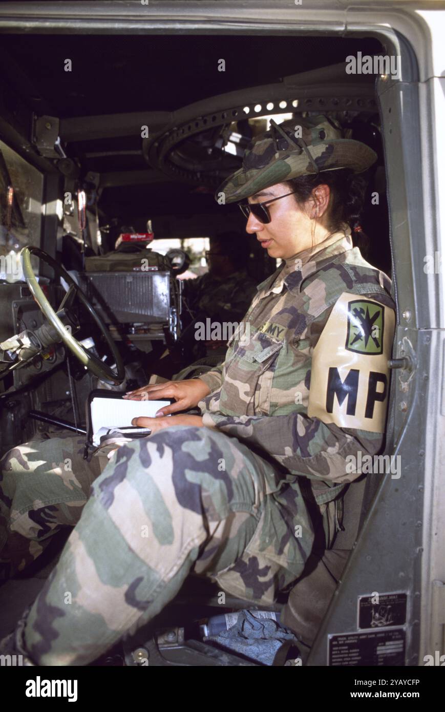 Erster Golfkrieg: 8. März 1991 Eine Frau der 14. Militärpolizeibrigade sitzt hinter dem Steuer ihres Humvee vor dem Kuwait International Hotel in Kuwait City. Stockfoto