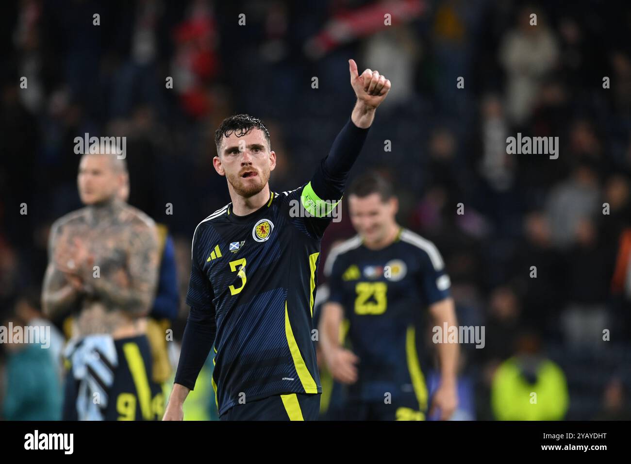 . Schottland gegen Portugal UEFA Nations League: League A, Gruppe 1 15. Oktober 2024 Hampden Park, Glasgow. Schottland . Andy Robertson (Schottland), Kapitän des Vereinigten Königreichs, erkennt die Unterstützung der Fans an. Stockfoto