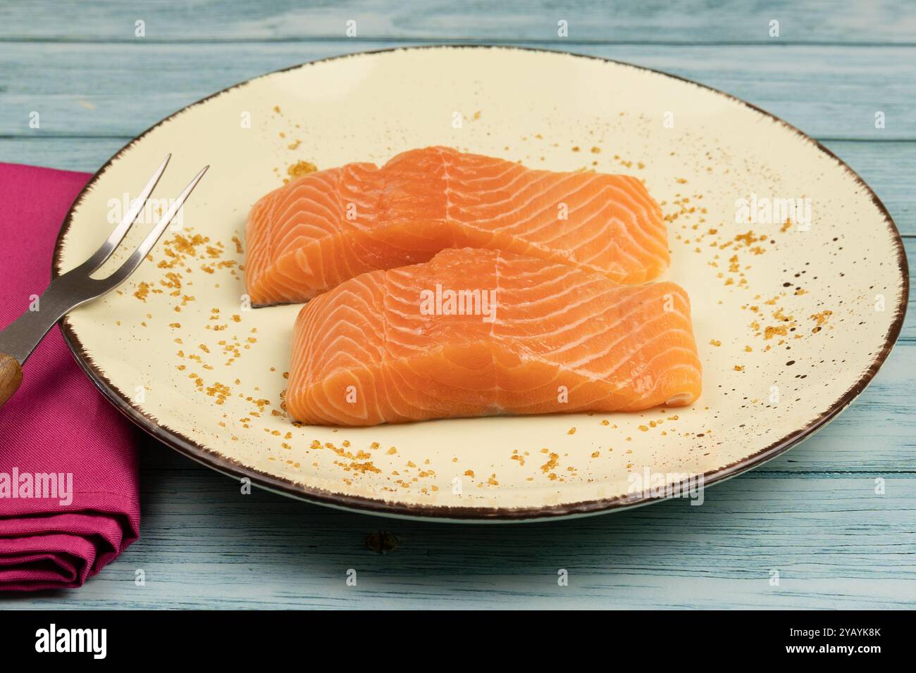 Rohe Lachsfilets auf einem Teller Stockfoto