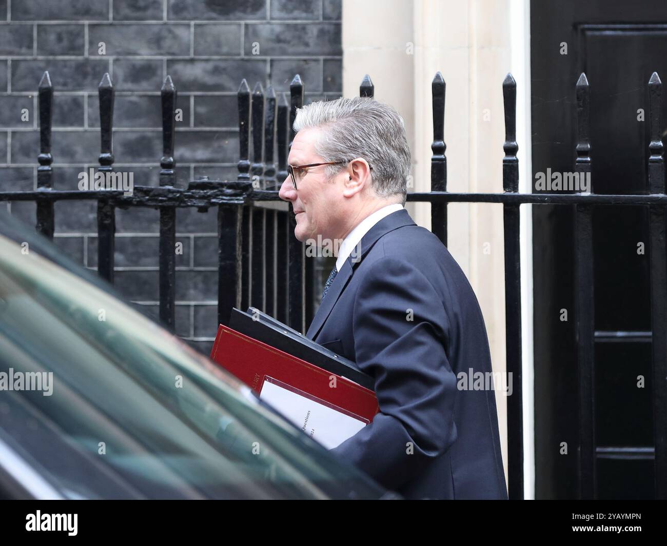 London, Großbritannien. Oktober 2024. Der britische Premierminister Sir Keir Starmer verlässt die Downing Street 10, um an den wöchentlichen Fragen des Premierministers der PMQ im Parlament teilzunehmen. Quelle: Uwe Deffner/Alamy Live News Stockfoto