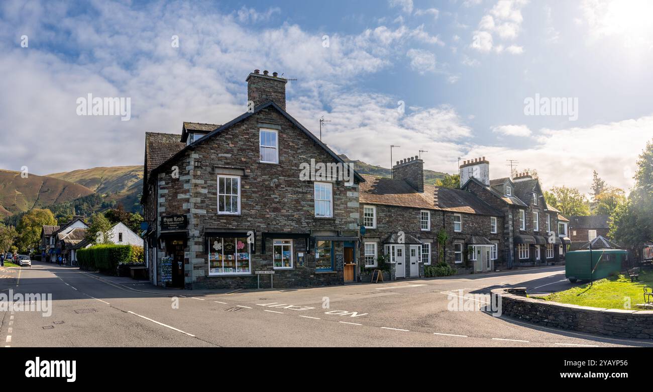 GRASMERE, CUMBRIA, GROSSBRITANNIEN - 13. SEPTEMBER 2024. Panoramalandschaft mit Geschäften einschließlich Sam Reed Buchladen im Zentrum von Grasmere Dorf in den Engländern Stockfoto