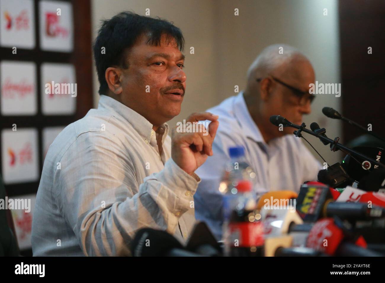 Der Präsident des Bangladesch Cricket Board (BCB) Farooq Ahmed (L) kündigte die Ankündigung an Cheftrainer Chandika Hathurusinghe auf einer Pressekonferenz in an Stockfoto