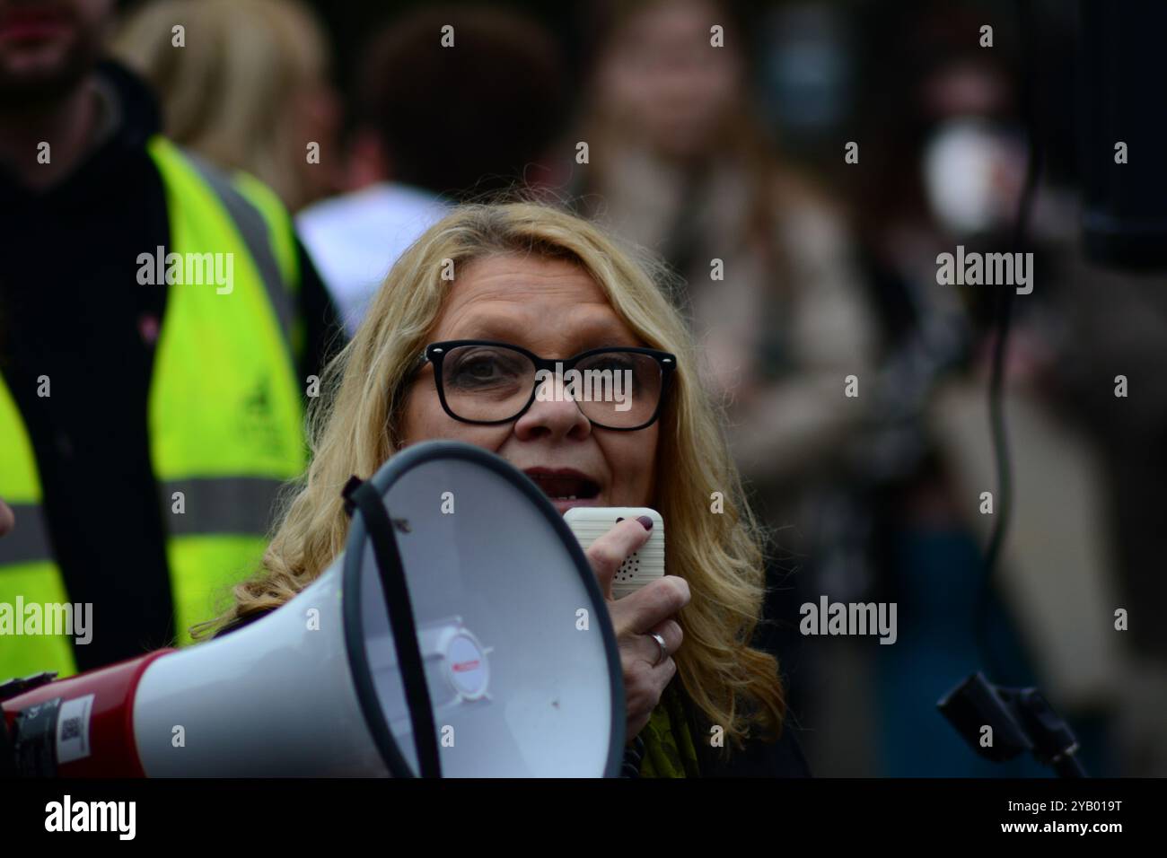 Belfast, Vereinigtes Königreich 16/10/2024 Sarah Mason vom Frauenhilfsverband NI spricht mit Demonstranten, die sich an der Queens University versammelt haben. Protest an der Queens University Belfast, organisiert von ROSA NI, um gegen den Anstieg von Frauenmordfällen in Nordirland zu protestieren Belfast Nordirland Credit:HeadlineX/Alamy Live News Stockfoto