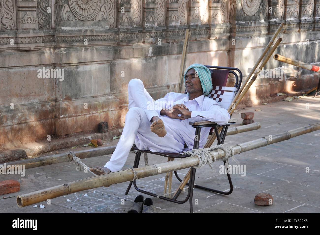 Indien, Gujarat, Palitana, Mann schläft Stockfoto