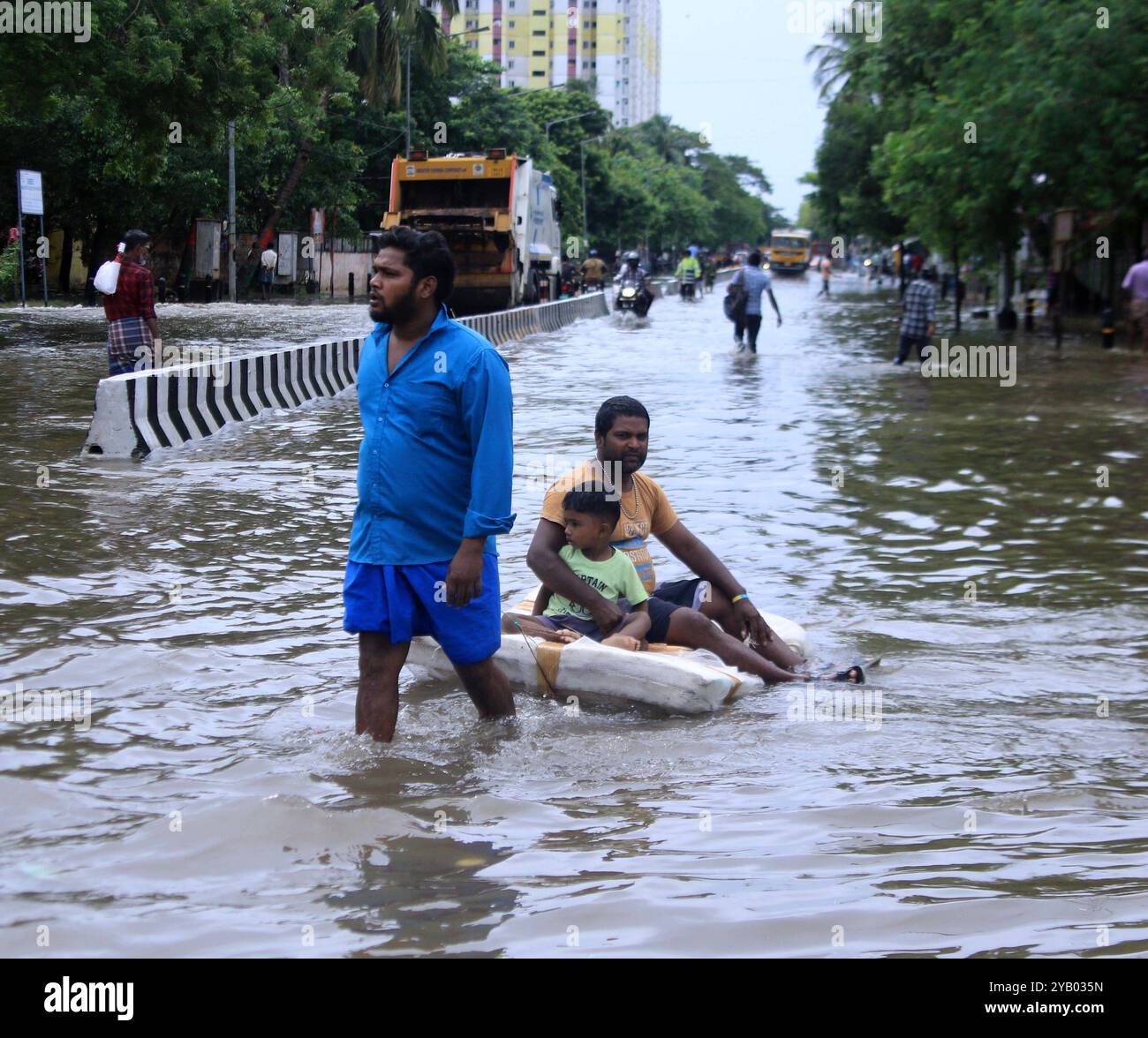 Regen & Flut der beispiellose Regen in Chennai und den Außenbezirken aufgrund des Nordostmonsuns kommt über Tamil Nadu an und löst einen intensiven Regenzauber über den nördlichen Distrikten aus das Regional Meteorological Centre gibt am 16. Oktober einen roten Alarm für Chennai und die benachbarten Distrikte aus und weist auf die Möglichkeit von isolierten extrem starken Regenfällen von mehr als 20 cm hin. Beamte sagen, dass Reservatore während dieses Regenfalls nicht geöffnet sein werden Chennai India Copyright: XSeshadrixSukumarx Stockfoto