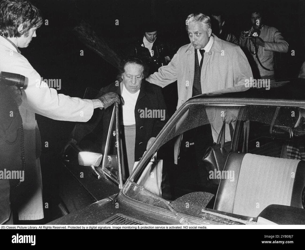 Belagerung der Westdeutschen Botschaft in Stockholm 1975. Am 24. April 1975 besetzte das Kommando Holger Meins von der bewaffneten linksextremistischen Organisation Rote Armee Fraktion RAF die westdeutsche Botschaft auf Skarpögatan in Gärdet, Stockholm. Die RAF-Gruppe führte den Angriff mit dem Ziel durch, die Freilassung von RAF-Mitgliedern und anderen aus dem Gefängnis in der Bundesrepublik Deutschland zu erzwingen. Die Besatzer nahmen eine Reihe von Personen als Geiseln, darunter den Botschafter Dietrich Stoecker. Die schwedische Polizei bereitete sich vor, das Gebäude zu stürmen, aber bevor sie die Gelegenheit dazu hatten, wurde die Botschaft von einer Reihe heftiger Explosionen erschüttert, der TNT Stockfoto