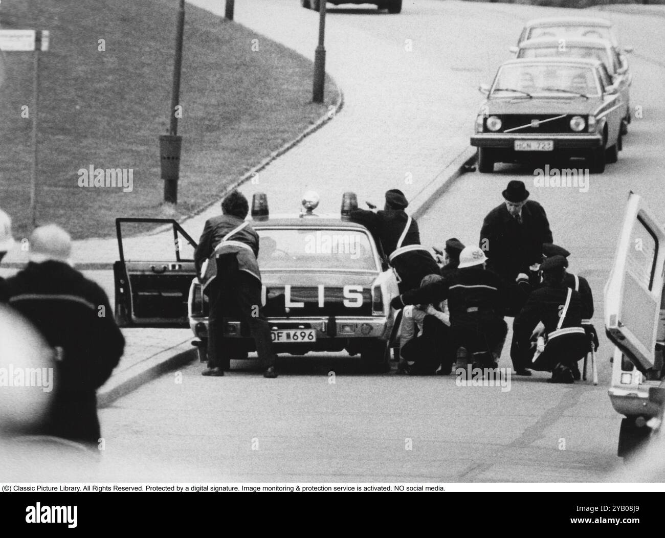 Belagerung der Westdeutschen Botschaft in Stockholm 1975. Am 24. April 1975 besetzte das Kommando Holger Meins von der bewaffneten linksextremistischen Organisation Rote Armee Fraktion RAF die westdeutsche Botschaft auf Skarpögatan in Gärdet, Stockholm. Die RAF-Gruppe führte den Angriff mit dem Ziel durch, die Freilassung von RAF-Mitgliedern und anderen aus dem Gefängnis in der Bundesrepublik Deutschland zu erzwingen. Die Besatzer nahmen eine Reihe von Personen als Geiseln, darunter den Botschafter Dietrich Stoecker. Die schwedische Polizei bereitete sich vor, das Gebäude zu stürmen, aber bevor sie die Gelegenheit dazu hatten, wurde die Botschaft von einer Reihe heftiger Explosionen erschüttert, der TNT Stockfoto