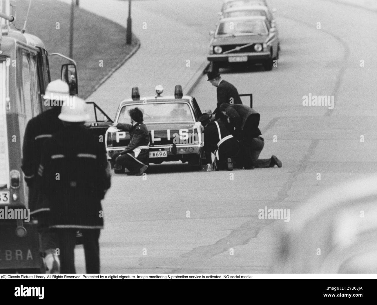 Belagerung der Westdeutschen Botschaft in Stockholm 1975. Am 24. April 1975 besetzte das Kommando Holger Meins von der bewaffneten linksextremistischen Organisation Rote Armee Fraktion RAF die westdeutsche Botschaft auf Skarpögatan in Gärdet, Stockholm. Die RAF-Gruppe führte den Angriff mit dem Ziel durch, die Freilassung von RAF-Mitgliedern und anderen aus dem Gefängnis in der Bundesrepublik Deutschland zu erzwingen. Die Besatzer nahmen eine Reihe von Personen als Geiseln, darunter den Botschafter Dietrich Stoecker. Die schwedische Polizei bereitete sich vor, das Gebäude zu stürmen, aber bevor sie die Gelegenheit dazu hatten, wurde die Botschaft von einer Reihe heftiger Explosionen erschüttert, der TNT Stockfoto
