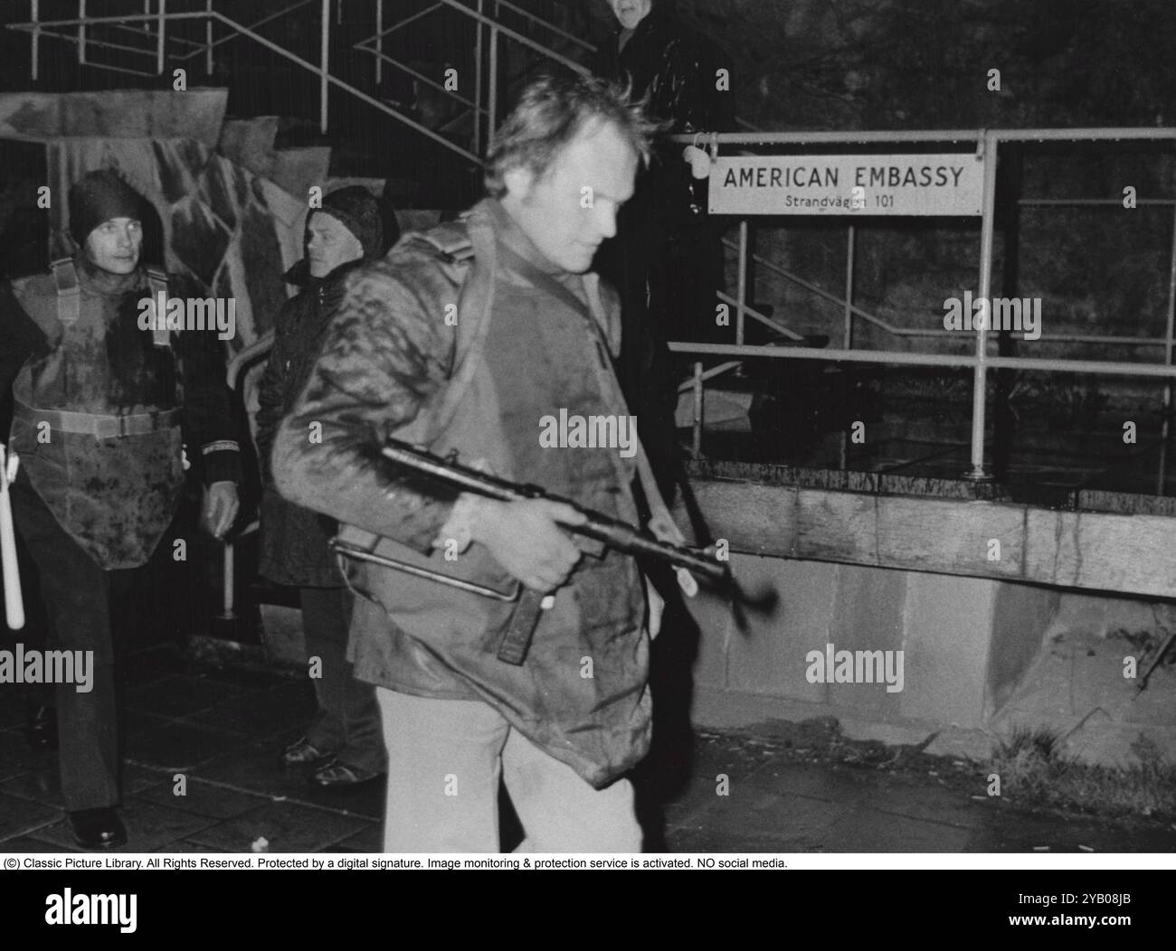 Belagerung der Westdeutschen Botschaft in Stockholm 1975. Am 24. April 1975 besetzte das Kommando Holger Meins von der bewaffneten linksextremistischen Organisation Rote Armee Fraktion RAF die westdeutsche Botschaft auf Skarpögatan in Gärdet, Stockholm. Die RAF-Gruppe führte den Angriff mit dem Ziel durch, die Freilassung von RAF-Mitgliedern und anderen aus dem Gefängnis in der Bundesrepublik Deutschland zu erzwingen. Die Besatzer nahmen eine Reihe von Personen als Geiseln, darunter den Botschafter Dietrich Stoecker. Die schwedische Polizei bereitete sich vor, das Gebäude zu stürmen, aber bevor sie die Gelegenheit dazu hatten, wurde die Botschaft von einer Reihe heftiger Explosionen erschüttert, der TNT Stockfoto