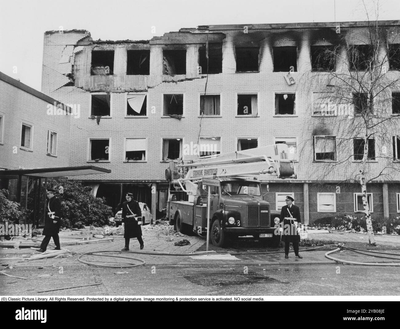 Belagerung der Westdeutschen Botschaft in Stockholm 1975. Am 24. April 1975 besetzte das Kommando Holger Meins von der bewaffneten linksextremistischen Organisation Rote Armee Fraktion RAF die westdeutsche Botschaft auf Skarpögatan in Gärdet, Stockholm. Die RAF-Gruppe führte den Angriff mit dem Ziel durch, die Freilassung von RAF-Mitgliedern und anderen aus dem Gefängnis in der Bundesrepublik Deutschland zu erzwingen. Die Besatzer nahmen eine Reihe von Personen als Geiseln, darunter den Botschafter Dietrich Stoecker. Die schwedische Polizei bereitete sich vor, das Gebäude zu stürmen, aber bevor sie die Gelegenheit dazu hatten, wurde die Botschaft von einer Reihe heftiger Explosionen erschüttert, der TNT Stockfoto