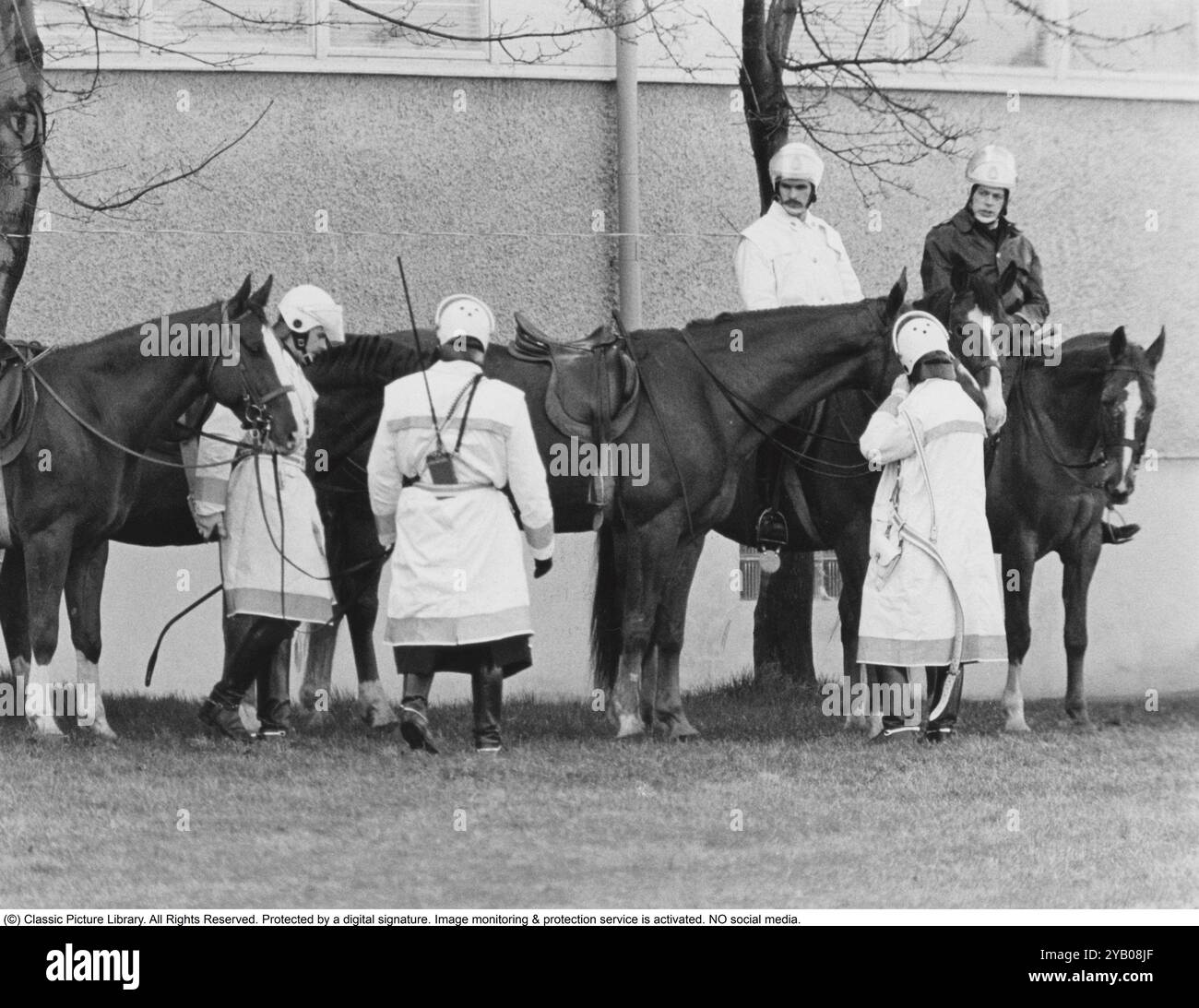 Belagerung der Westdeutschen Botschaft in Stockholm 1975. Am 24. April 1975 besetzte das Kommando Holger Meins von der bewaffneten linksextremistischen Organisation Rote Armee Fraktion RAF die westdeutsche Botschaft auf Skarpögatan in Gärdet, Stockholm. Die RAF-Gruppe führte den Angriff mit dem Ziel durch, die Freilassung von RAF-Mitgliedern und anderen aus dem Gefängnis in der Bundesrepublik Deutschland zu erzwingen. Die Besatzer nahmen eine Reihe von Personen als Geiseln, darunter den Botschafter Dietrich Stoecker. Die schwedische Polizei bereitete sich vor, das Gebäude zu stürmen, aber bevor sie die Gelegenheit dazu hatten, wurde die Botschaft von einer Reihe heftiger Explosionen erschüttert, der TNT Stockfoto