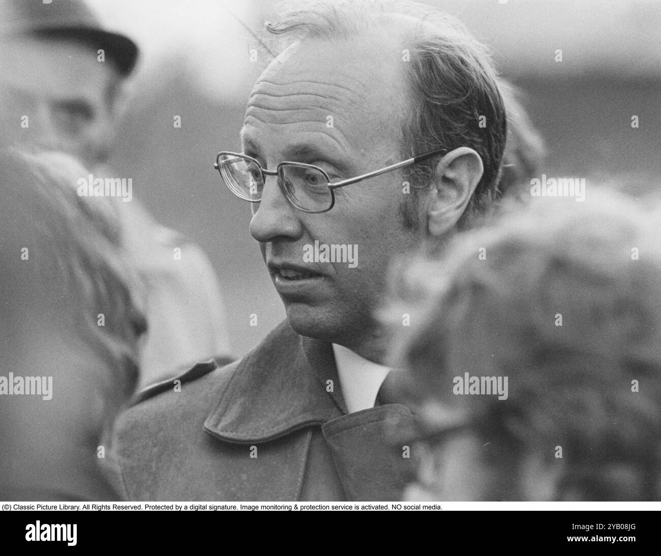 Belagerung der Westdeutschen Botschaft in Stockholm 1975. Am 24. April 1975 besetzte das Kommando Holger Meins von der bewaffneten linksextremistischen Organisation Rote Armee Fraktion RAF die westdeutsche Botschaft auf Skarpögatan in Gärdet, Stockholm. Die RAF-Gruppe führte den Angriff mit dem Ziel durch, die Freilassung von RAF-Mitgliedern und anderen aus dem Gefängnis in der Bundesrepublik Deutschland zu erzwingen. Die Besatzer nahmen eine Reihe von Personen als Geiseln, darunter den Botschafter Dietrich Stoecker. Die schwedische Polizei bereitete sich vor, das Gebäude zu stürmen, aber bevor sie die Gelegenheit dazu hatten, wurde die Botschaft von einer Reihe heftiger Explosionen erschüttert, der TNT Stockfoto