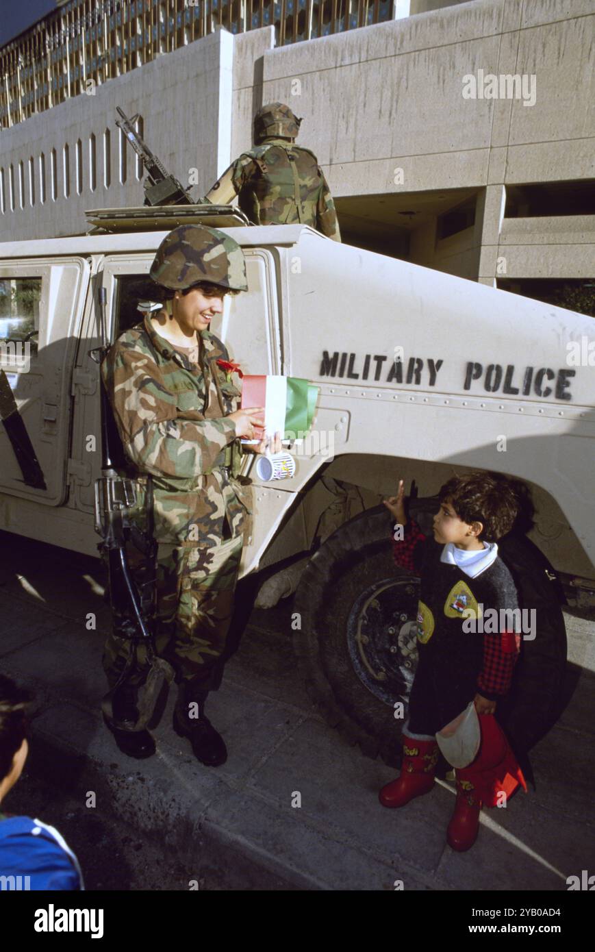 Erster Golfkrieg: 8. März 1991 Ein kuwaitisches Kind zeigt einem ...