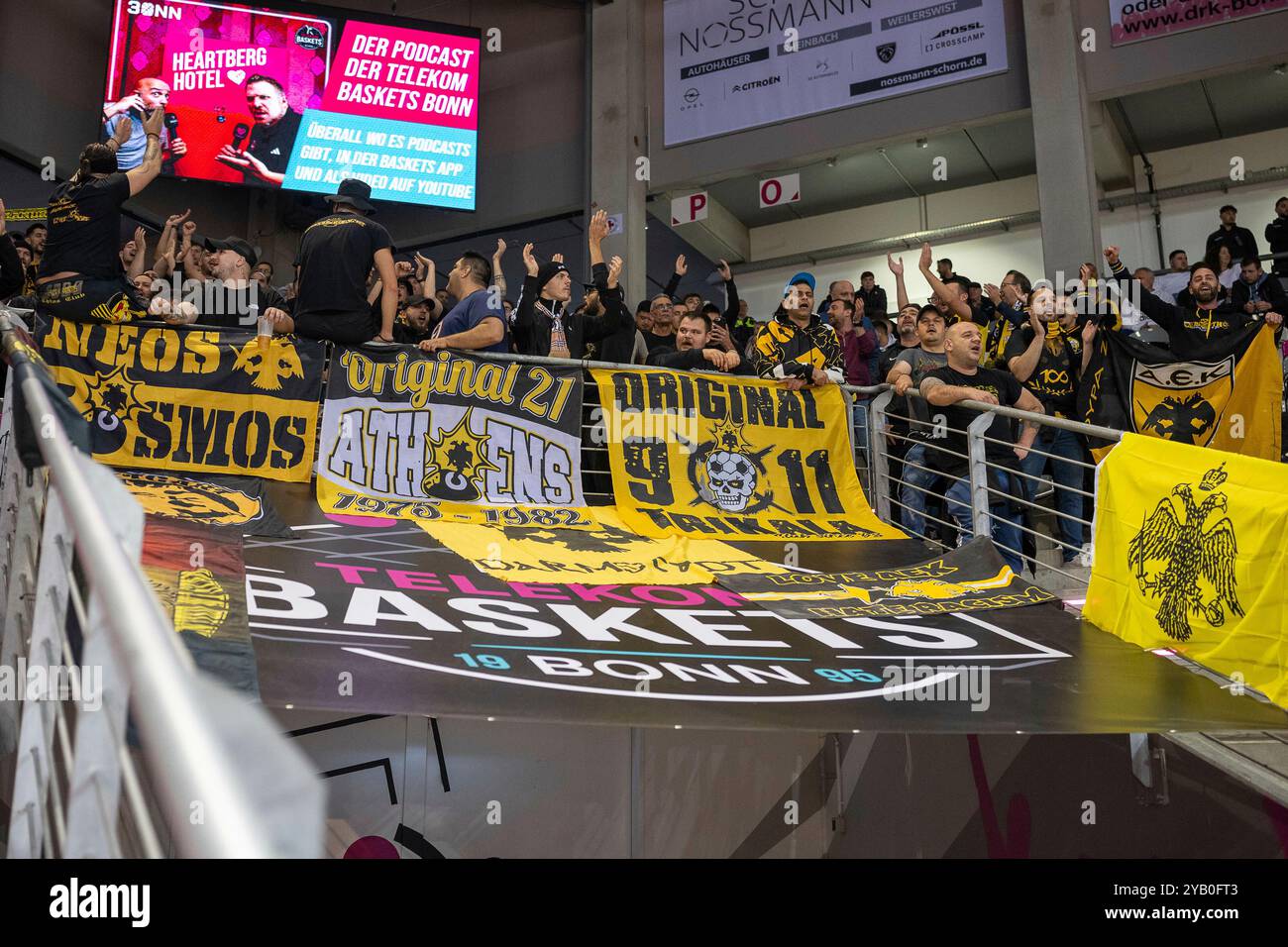 15.10.2024, Basketball: Champions League, Saison 2024/2025, Gruppenrunde 02. Spieltag, Telekom Baskets Bonn - AEK Athen im Telekom Dome in Bonn. AEK-Fans freuen sich auf das Spiel. Foto: Kirchner-Media/TH Stockfoto