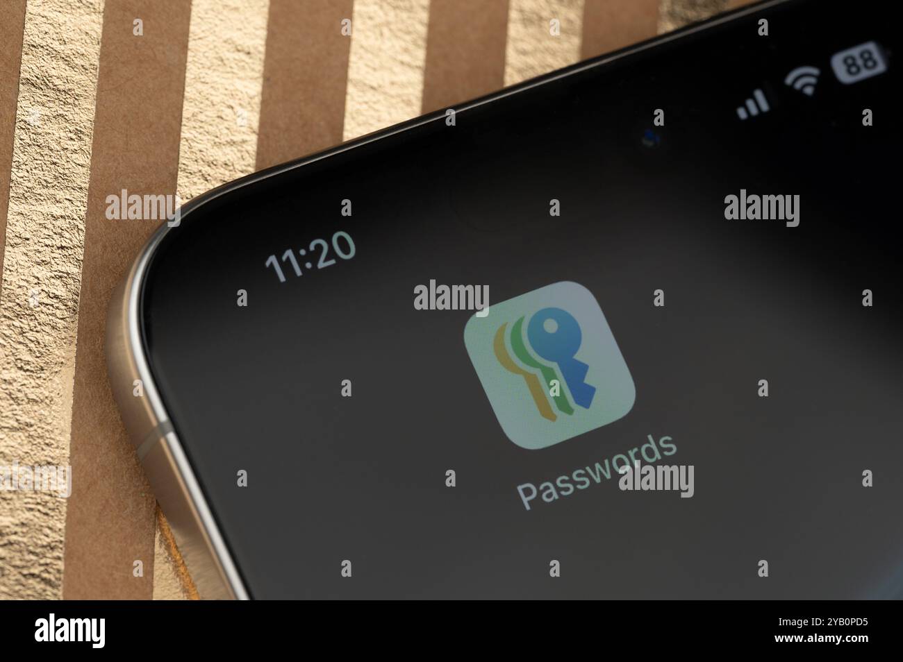 New York, USA – 14. Oktober 2024: Apple Passwörter App-Symbol auf dem Display in Nahansicht Stockfoto