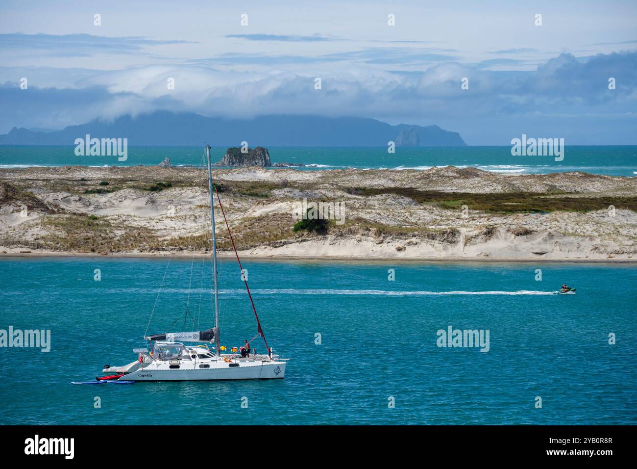 Eine Yacht, die im Mangawhai Harbour, Northland, Neuseeland, vor Anker liegt Stockfoto