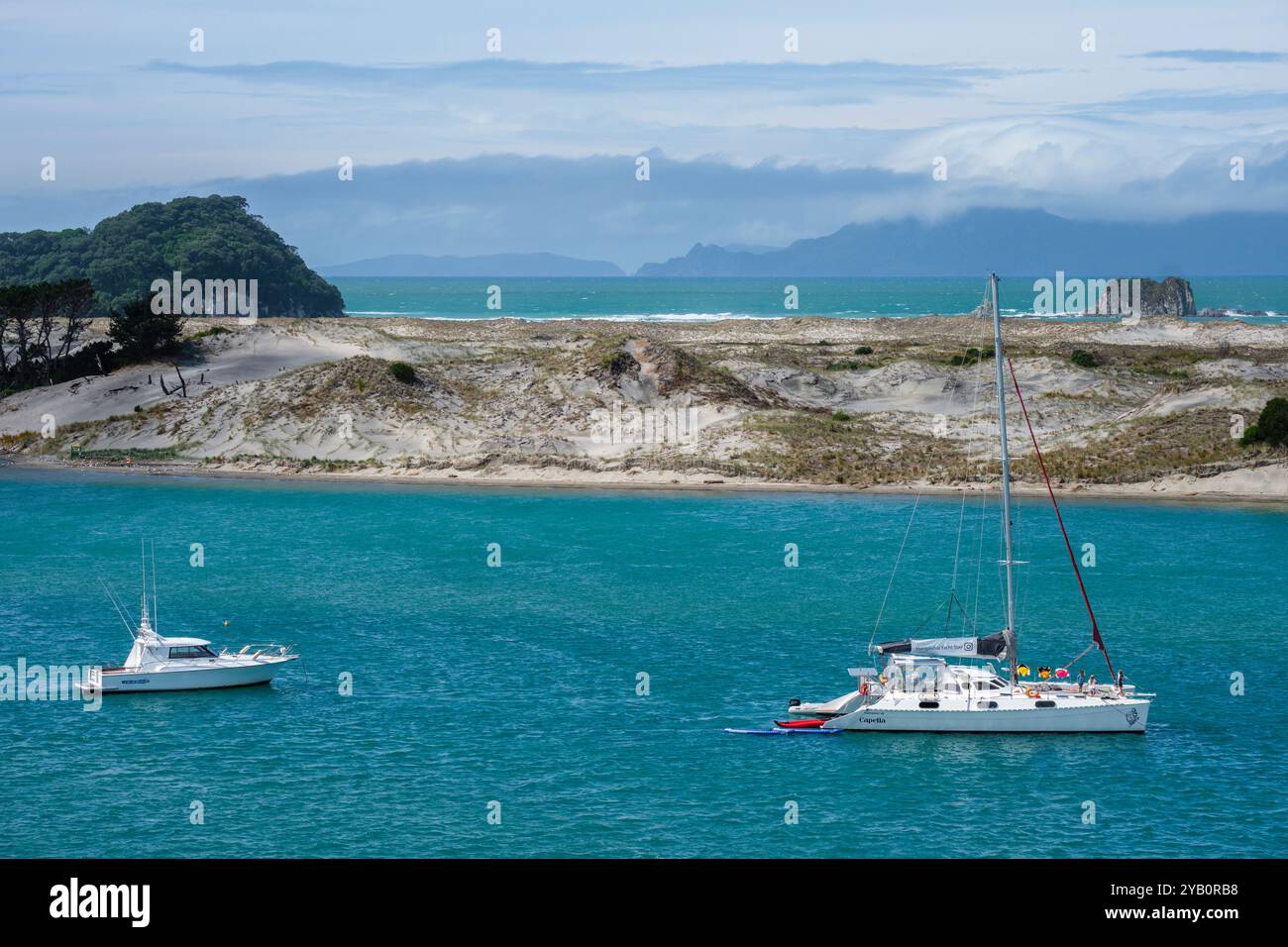 Boote liegen im Mangawhai Harbour, Northland, Neuseeland Stockfoto