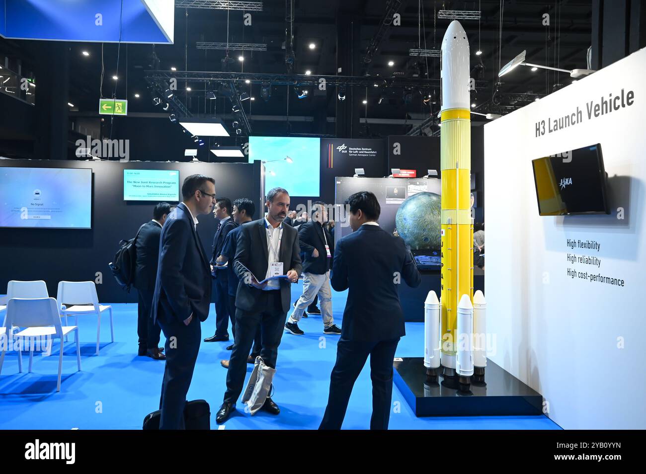 Die Besucher stehen neben einem Modell eines H3 Launch Vehicle, einem japanischen auswechselbaren Trägersystem, das am 16. Oktober 2024 auf dem Ausstellerstand der JAXA, Japan Aerospace Exploration Agency, auf dem 75. Internationalen Astronautischen Kongress und der Ausstellung IAC 2024 in Mailand, Italien, ausgestellt wird. Die IAC ist die jährliche und wichtigste Veranstaltung im Raumfahrtsektor mit mehr als 6000 Teilnehmern pro Jahr. Quelle: Piero Cruciatti/Alamy Live News Stockfoto