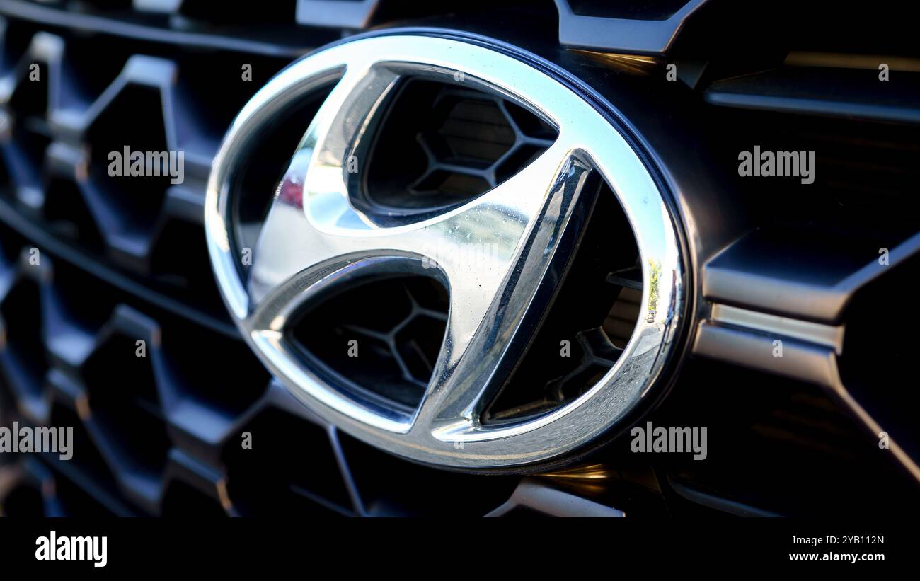 Logo von Hyundai auf dem Kühlergrill des Autos. Stockfoto