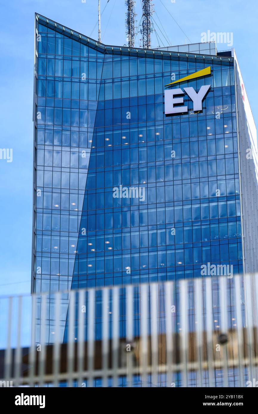 Das EY-Logo (Ernst & Young) auf einem Turm im Finanzviertel. Stockfoto