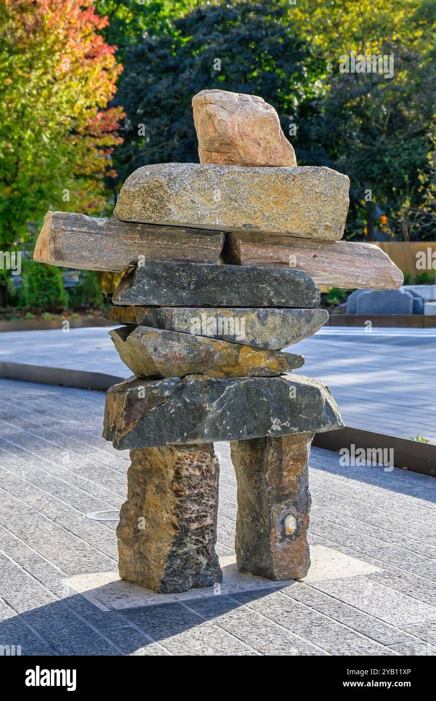 Eine Inuksuk-Steinskulptur im Spirit Garden am Nathan Phillips Square, die die Kultur der First Nations ehrt. Stockfoto
