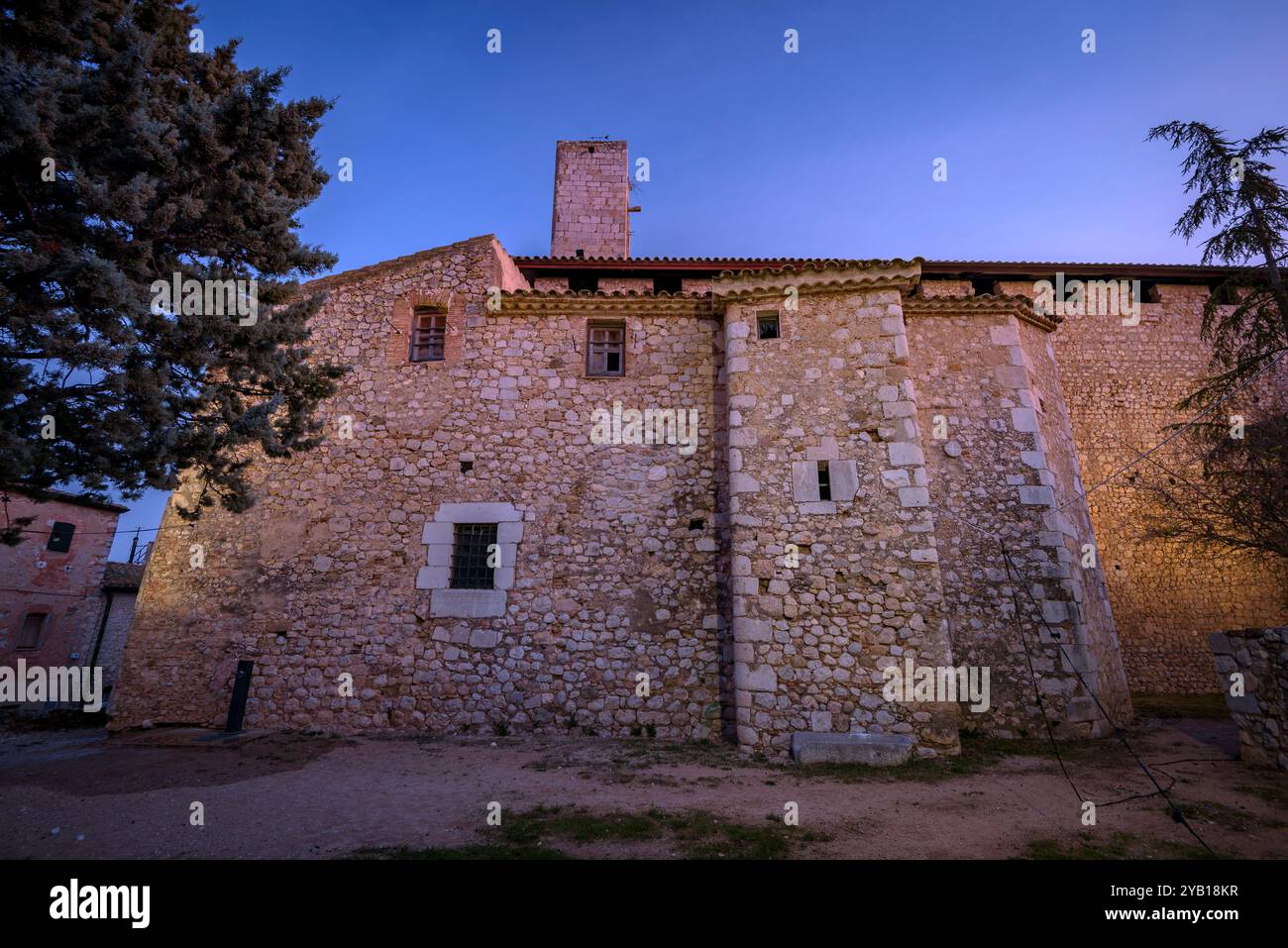 Schloss und Kirche Sant Esteve d'Avinyonet de Puigventós bei Sonnenaufgang im Winter (Alt Empordà, Girona, Katalonien, Spanien) Stockfoto