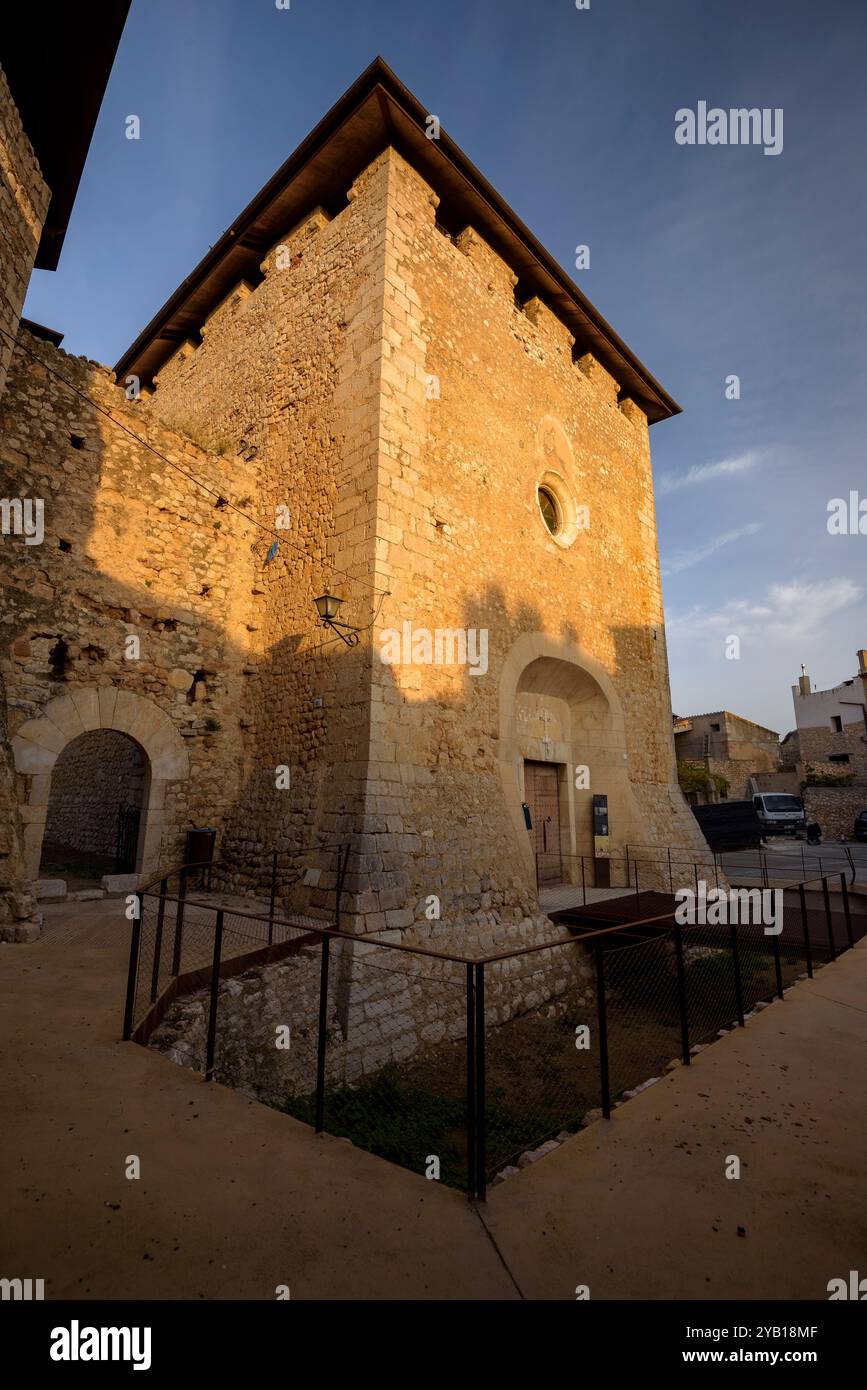 Schloss und Kirche Sant Esteve d'Avinyonet de Puigventós bei Sonnenaufgang im Winter (Alt Empordà, Girona, Katalonien, Spanien) Stockfoto