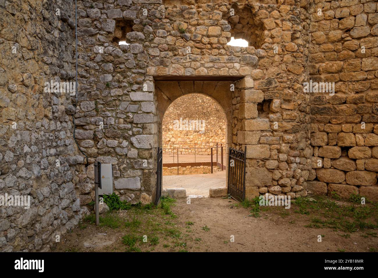 Schloss und Kirche Sant Esteve d'Avinyonet de Puigventós bei Sonnenaufgang im Winter (Alt Empordà, Girona, Katalonien, Spanien) Stockfoto