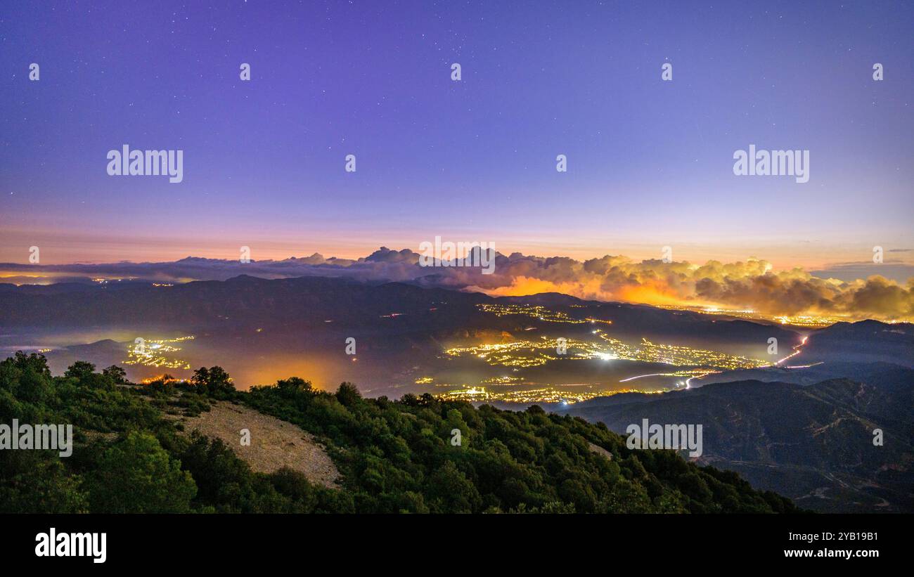 Erstes Licht des Tages, von Serra Llarga aus gesehen, auf dem Berg Montserrat, mit schwachem Nordlicht (aurora borealis) (Baix Llobregat, Barcelona Spanien) Stockfoto