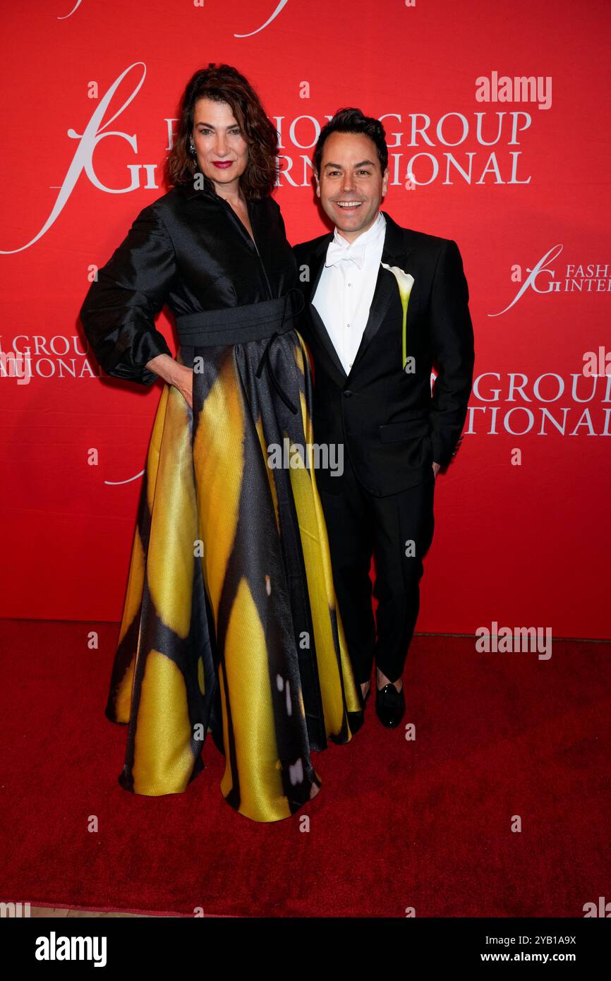 New York, Usa. Oktober 2024. Maryanne Grisz, Cyril Verdavainne während der FGI-Gala 2024, 40. Jahrestag der Fashion Group International, die am Dienstag, den 15. Oktober 2024, im Rainbow Room in New York City, New York, USA stattfand. Quelle: Jennifer Graylock/Alamy Live News Stockfoto