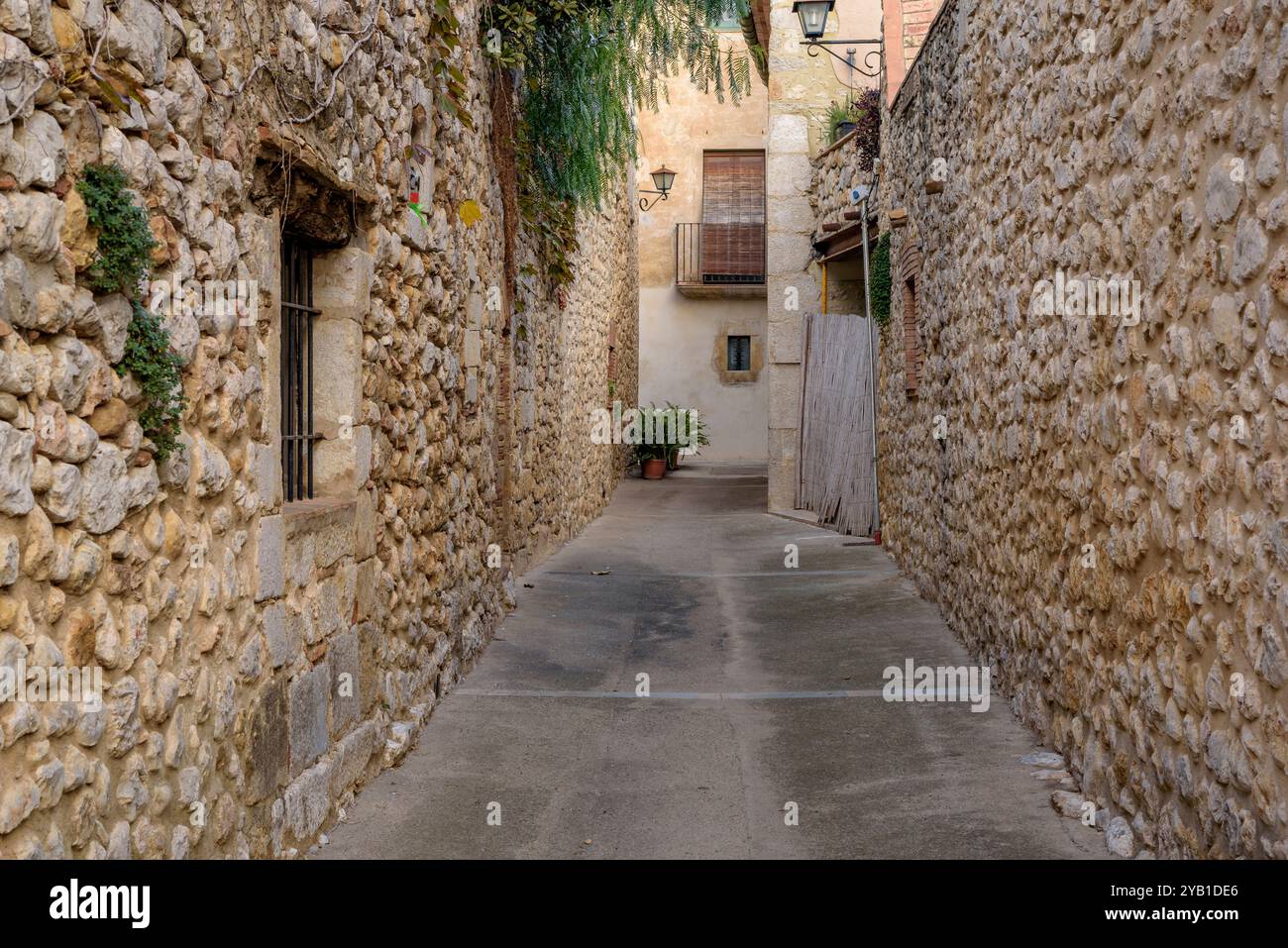 Straßen von Avinyonet de Puigventós an einem Wintermorgen (Alt Empordà, Girona, Katalonien, Spanien) ESP: Calles de Avinyonet de Puigventós (Gerona, España) Stockfoto