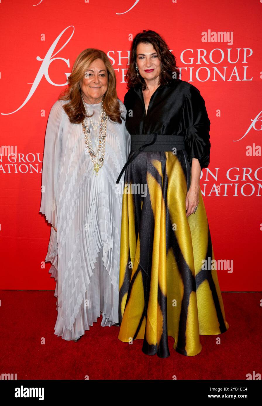 New York, Usa. Oktober 2024. Fern Mallis, Maryanne Grisz während der FGI-Gala 2024, 40. Jahrestag der Fashion Group International, die am Dienstag, den 15. Oktober 2024, im Rainbow Room in New York City, New York, USA stattfand. Quelle: Jennifer Graylock/Alamy Live News Stockfoto