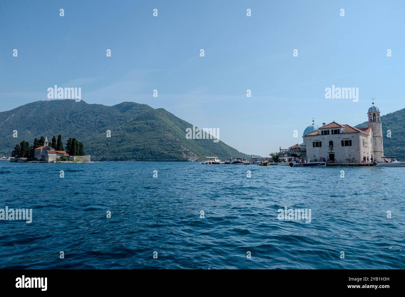 Kotor, Montenegro, 3. August 2024. Kirche der Muttergottes von den Felsen und Ostrvo Sveti Đorđe, Insel St. George, Bucht von Kotor. Stockfoto