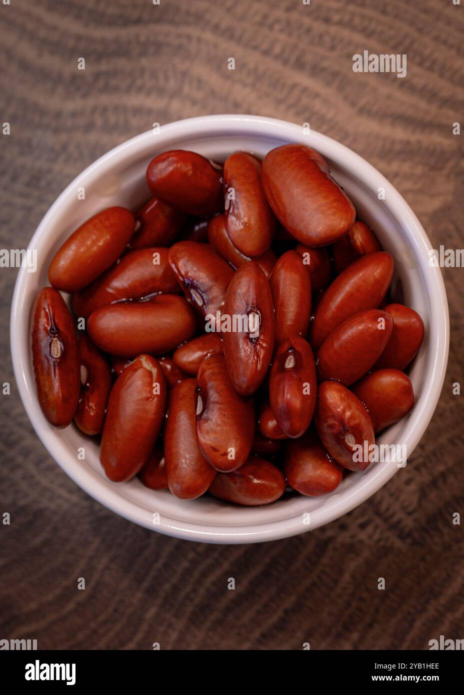 Kidneybohnen oder Rote Bohnen Nahaufnahme. Rote Bohnen in Wasser. Stockfoto