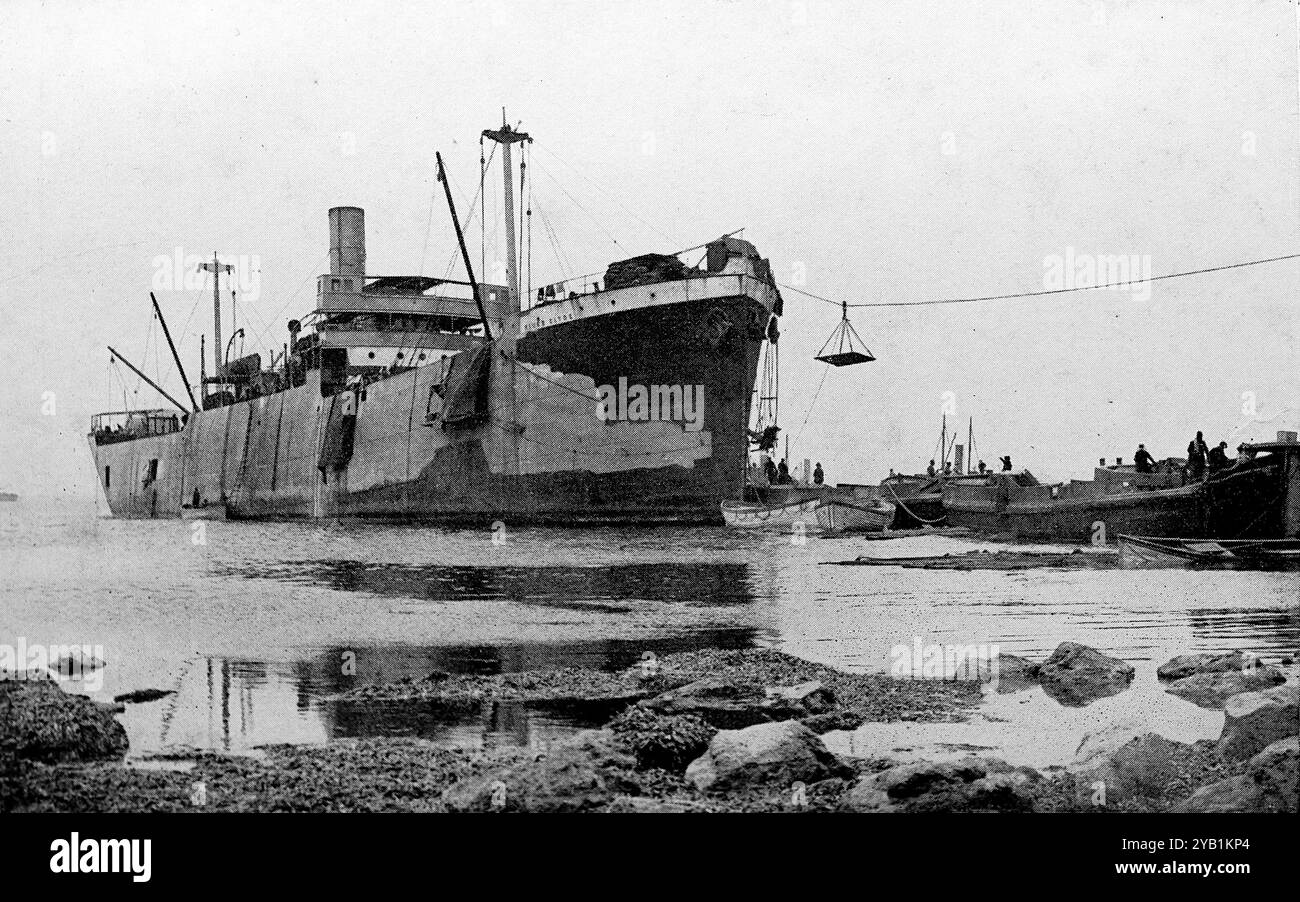 Der SS-Fluss Clyde an Land am Strand V. Aus einer Auswahl gedruckter Fotografien, die erstmals 1916 veröffentlicht wurden. Der Gallipoli-Feldzug begann während des Ersten Weltkriegs am 19. Februar 1915 und dauerte bis zum 9. Januar 1916. Dies wird manchmal als Dardanellen-Feldzug, Schlacht von Gallipoli und Verteidigung von Gallipoli bezeichnet. Stockfoto