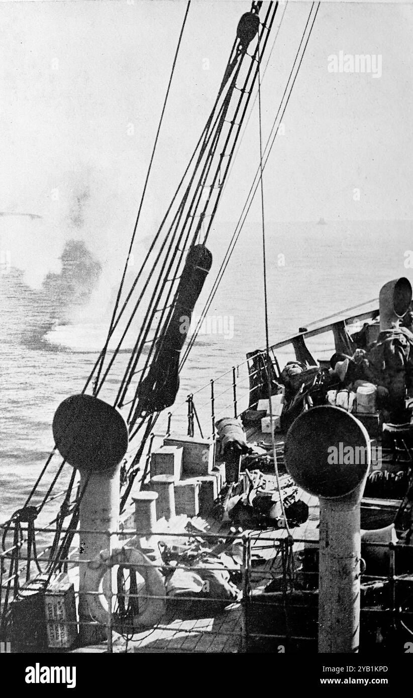 An Bord von FS Clacton unter Beschuss von Granaten. Aus einer Auswahl gedruckter Fotografien, die erstmals 1916 veröffentlicht wurden. Der Gallipoli-Feldzug begann während des Ersten Weltkriegs am 19. Februar 1915 und dauerte bis zum 9. Januar 1916. Dies wird manchmal als Dardanellen-Feldzug, Schlacht von Gallipoli und Verteidigung von Gallipoli bezeichnet. Stockfoto