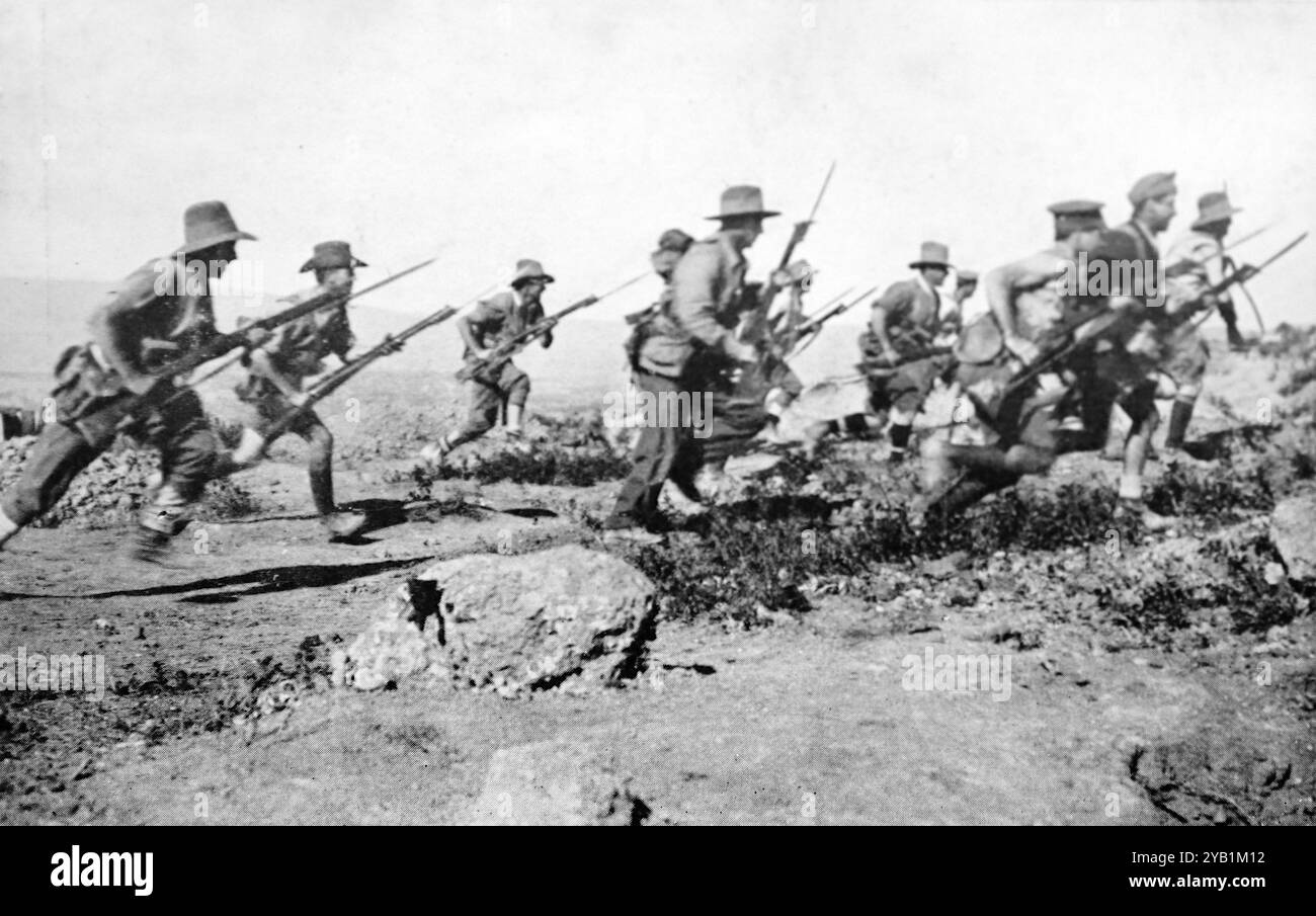 Australische Truppen mit Gewehren und Bajonetten in Anzac, nur 48 Stunden vor der Evakuierung. Aus einer Auswahl gedruckter Fotografien, die erstmals 1916 veröffentlicht wurden. Der Gallipoli-Feldzug begann während des Ersten Weltkriegs am 19. Februar 1915 und dauerte bis zum 9. Januar 1916. Dies wird manchmal als Dardanellen-Feldzug, Schlacht von Gallipoli und Verteidigung von Gallipoli bezeichnet. Stockfoto