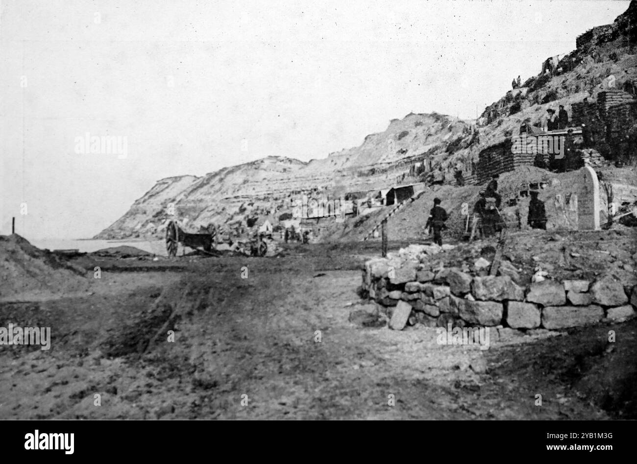 Der Eingang zur Großen Gully bei Helles. Aus einer Auswahl gedruckter Fotografien, die erstmals 1916 veröffentlicht wurden. Der Gallipoli-Feldzug begann während des Ersten Weltkriegs am 19. Februar 1915 und dauerte bis zum 9. Januar 1916. Dies wird manchmal als Dardanellen-Feldzug, Schlacht von Gallipoli und Verteidigung von Gallipoli bezeichnet. Stockfoto