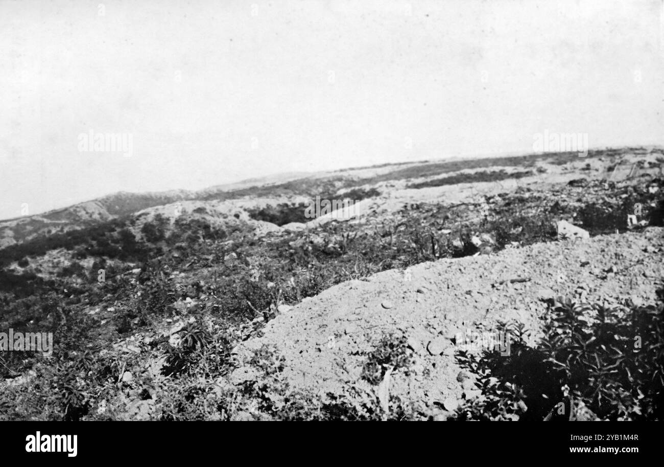 Ein Blick auf die Landschaft über die Spitze der Gräben bei Anzac. Aus einer Auswahl gedruckter Fotografien, die erstmals 1916 veröffentlicht wurden. Der Gallipoli-Feldzug begann während des Ersten Weltkriegs am 19. Februar 1915 und dauerte bis zum 9. Januar 1916. Dies wird manchmal als Dardanellen-Feldzug, Schlacht von Gallipoli und Verteidigung von Gallipoli bezeichnet. Stockfoto