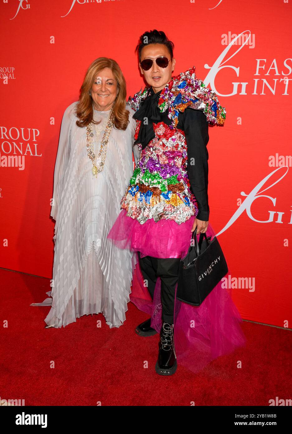 New York, Usa. Oktober 2024. Fern Mallis, Andy Yu während der FGI-Gala 2024, 40. Jahrestag der Fashion Group International, die am Dienstag, den 15. Oktober 2024, im Rainbow Room in New York City, New York, USA stattfand. Quelle: Jennifer Graylock/Alamy Live News Stockfoto