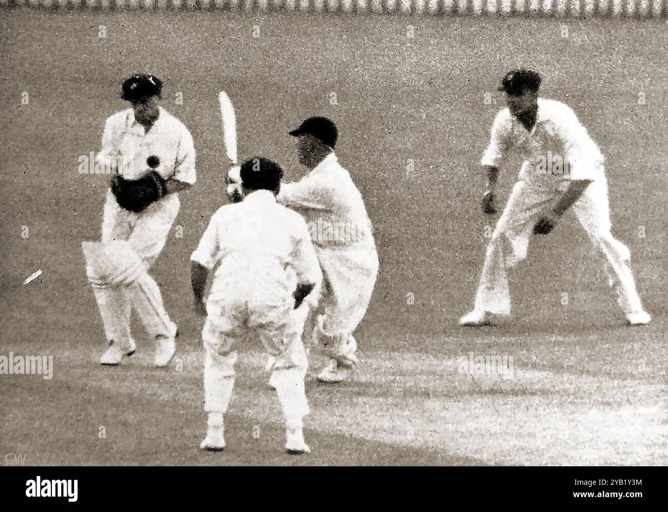 ENGLISH CRICKET - 1936 - erster Test in Brisbane Australien Stockfoto