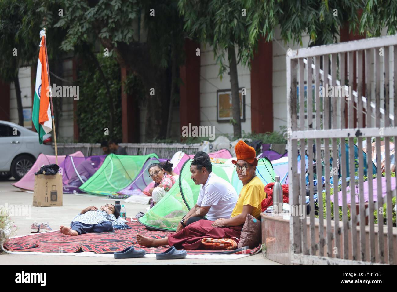 Begleiter des Klimaaktivisten Sonam Wangchuk während eines Hungerstreiks, der die Aufnahme Ladakh in den Sechsten Zeitplan der indischen Verfassung forderte, im Ladakh Bhawan in Neu-Delhi, Indien am Mittwoch, den 16. Oktober 2024. New Delhi Indien Copyright: XAnshumanxAkashx Stockfoto