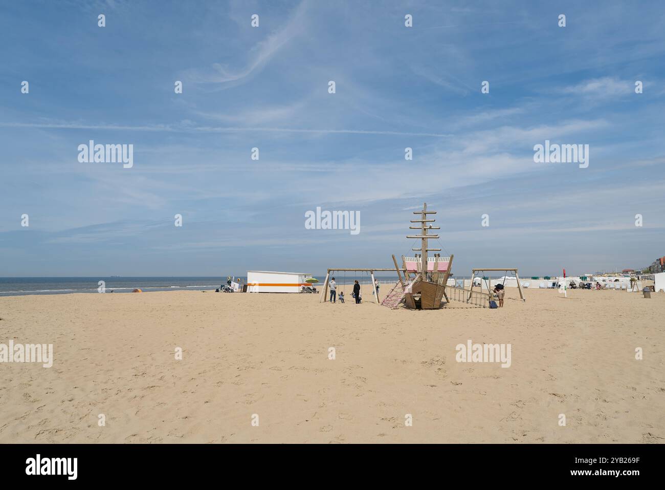 Kleiner Spielplatz am Strand von de Haan an an der Nordseeküste in Belgien Stockfoto