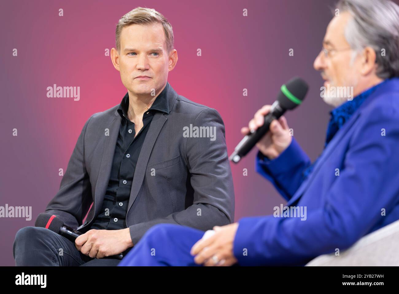 Buchmesse Frankfurt 2024 der Virologe Hendrik Streeck stellt im Rahmen der 3sat Buchzeit sein Buch Nachbeben. Die Pandemie, ihre Folgen und was wir daraus lernen können vor. Rechts im Vordergrund Moderator Gert Scobel. Buchmesse Frankfurt 2024., Frankfurt am Main Hessen Deutschland Messegelände *** Buchmesse Frankfurt 2024 Virologe Hendrik Streeck präsentiert sein Buch Nachbeben die Pandemie, ihre Folgen und was wir daraus lernen können im Rahmen von 3sat Buchzeit direkt im Vordergrund Moderator Gert Scobel Buchmesse Frankfurt 2024, Frankfurt am Main Hessen Germany Messegelände Stockfoto