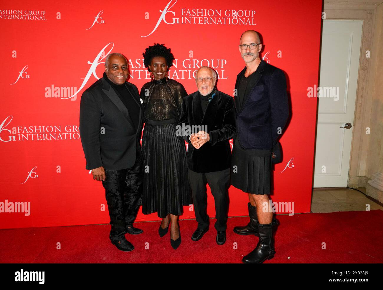 New York, Usa. Oktober 2024. Jeffrey Banks, Constance White, Stan Herman, Michael Shwarz während der FGI-Gala 2024, 40. Jahrestag der Fashion Group International, die am Dienstag, den 15. Oktober 2024, im Rainbow Room in New York City, New York, USA stattfand. Quelle: Jennifer Graylock/Alamy Live News Stockfoto