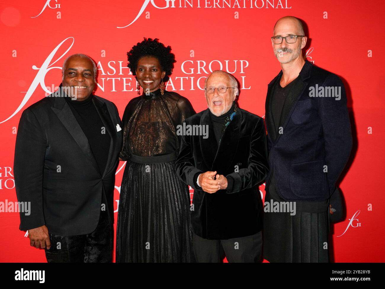 New York, Usa. Oktober 2024. Jeffrey Banks, Constance White, Stan Herman, Michael Shwarz während der FGI-Gala 2024, 40. Jahrestag der Fashion Group International, die am Dienstag, den 15. Oktober 2024, im Rainbow Room in New York City, New York, USA stattfand. Quelle: Jennifer Graylock/Alamy Live News Stockfoto