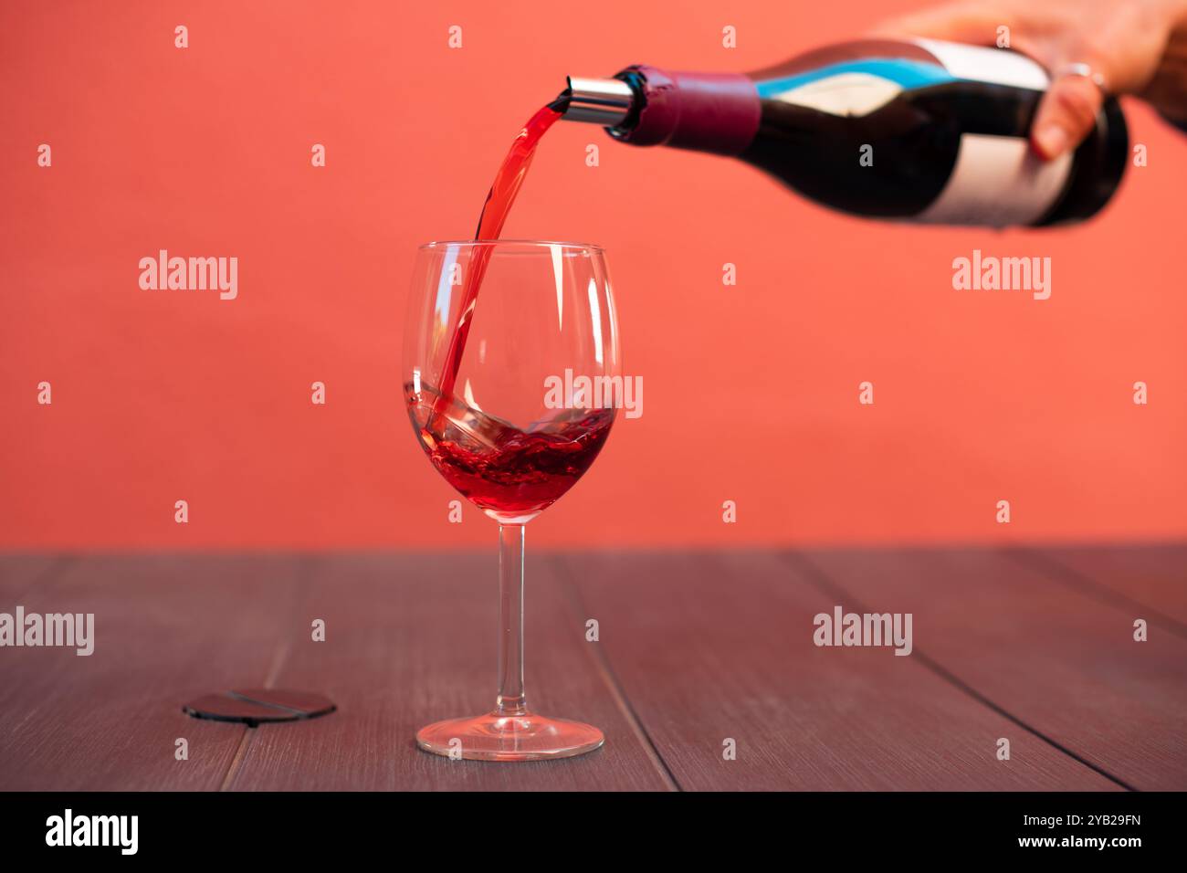 Rotwein, der in Bläschen ins Glas gegossen wird Stockfoto